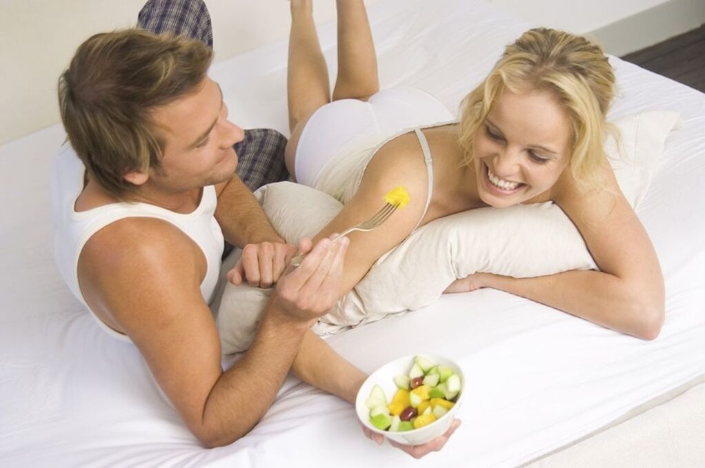 nainen ja mies syövät salaattia tehokkuuden vuoksi