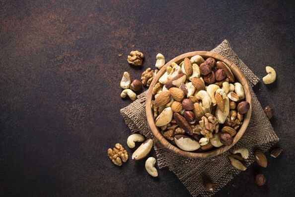 Pähkinöiden valikoima miehen ruokavaliossa lisää tehokkaasti tehoa